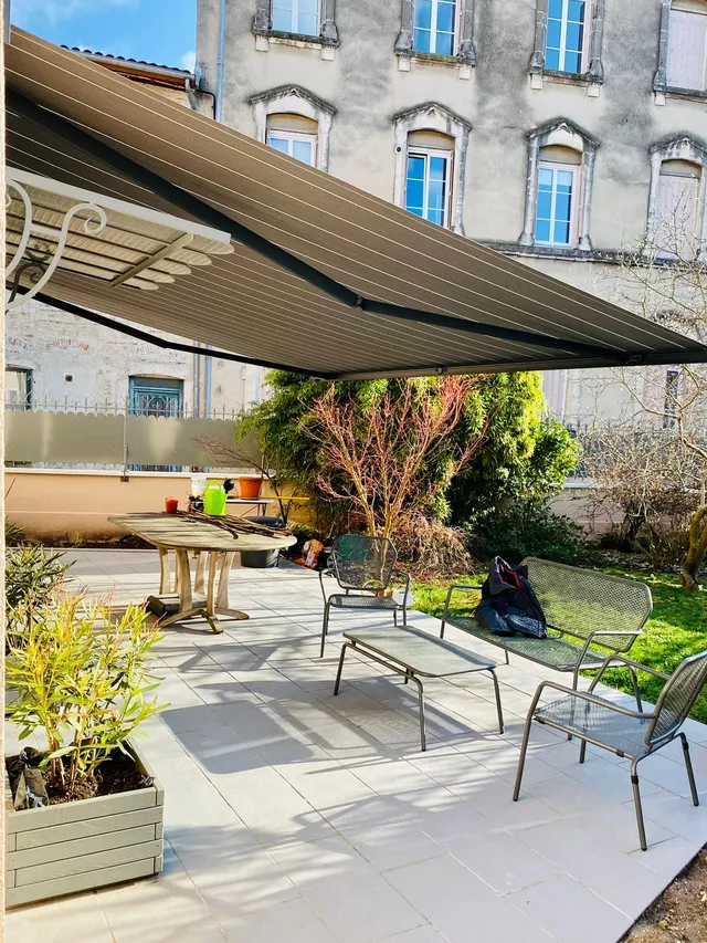Store banne Brustor B27 sur une maison de village, Montluel