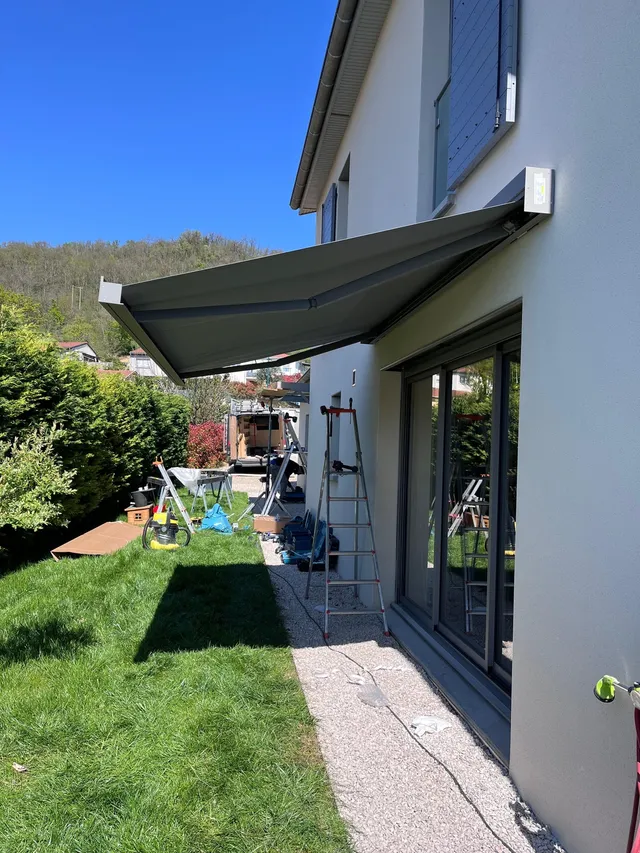 Marquise, pergola et stores sur une maison, Miribel