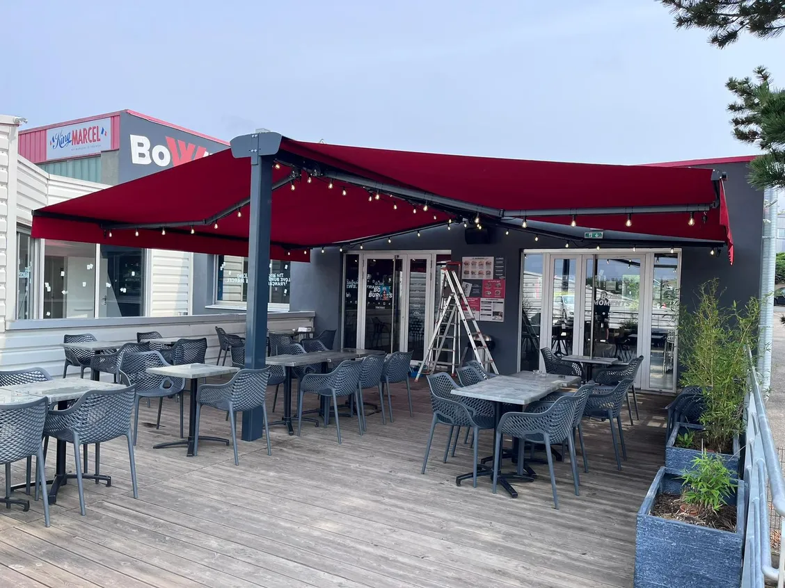Structure autoportante et stores rouges, Dardilly