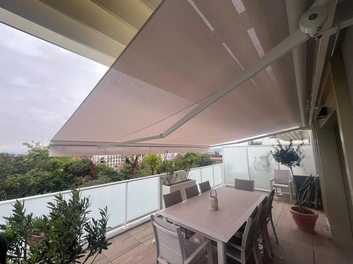 Store banne et auvent aluminium, Décines-Charpieu