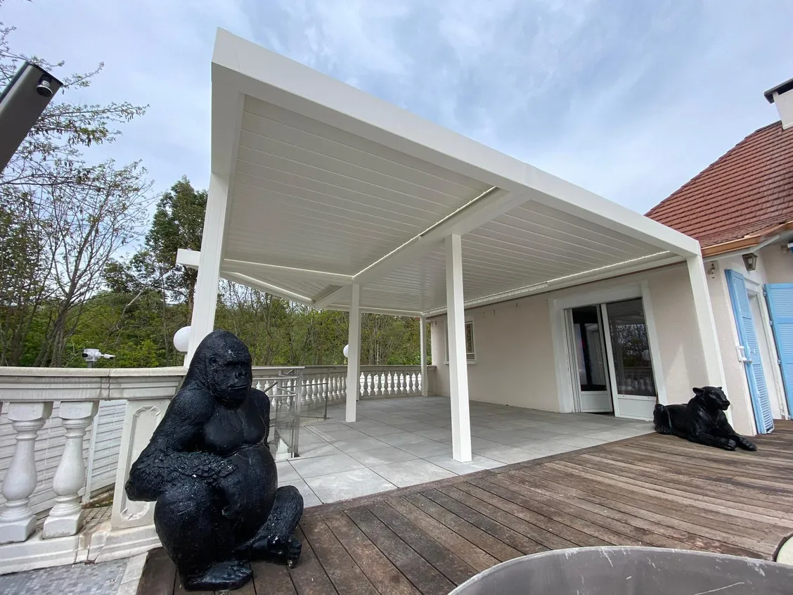 Pergola bioclimatique avec partie en triangle, Solaize