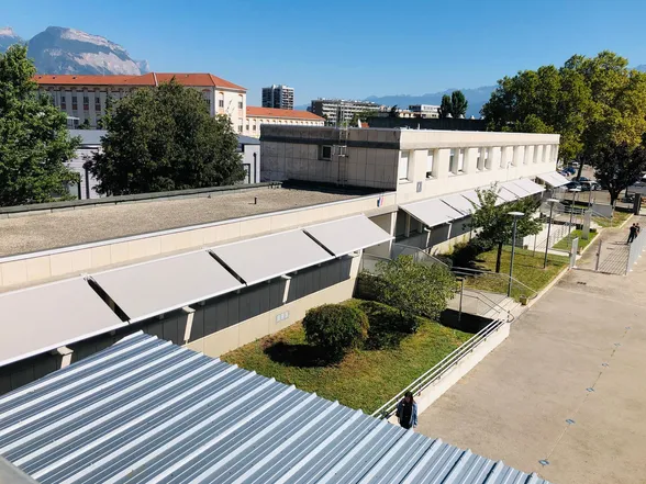 Treize stores bannes pour un lycée, Grenoble
