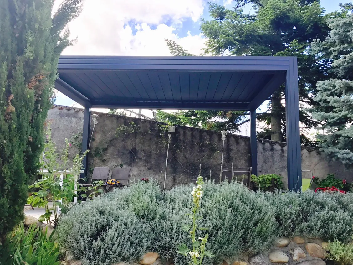 Pergola bioclimatique autoportante dans un jardin, Rillieux-la-Pape