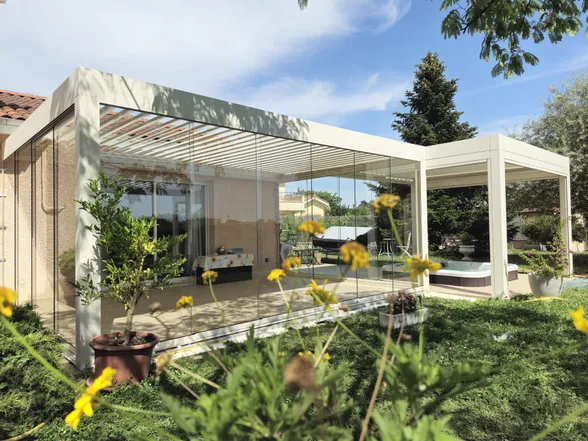 Deux pergolas bioclimatiques et un jacuzzi, Miribel