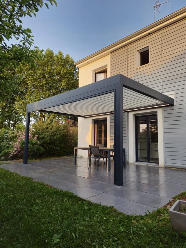 Pergola bioclimatique avec stores zip et éclairage LED