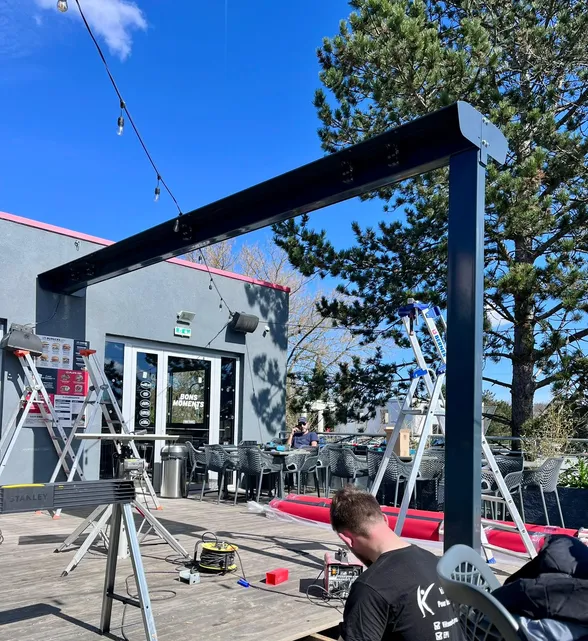 Structure autoportante et stores rouges, Dardilly, photo 2