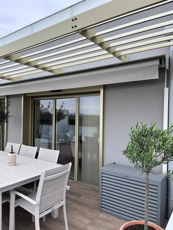 Store banne et auvent aluminium, Décines-Charpieu, photo 2