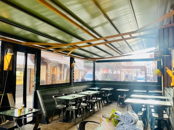Pergola et stores zip pour un restaurant, Lyon, photo 2