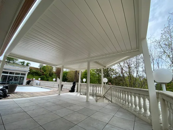 Pergola bioclimatique avec partie en triangle, Solaize, photo 2