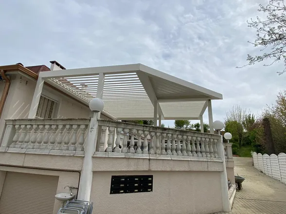 Pergola bioclimatique avec partie en triangle, Solaize, photo 3