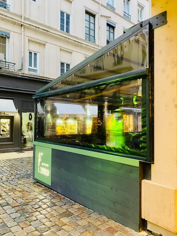 Pergola et stores zip pour un restaurant, Lyon, photo 3