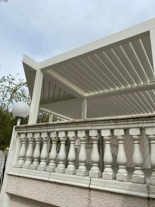 Pergola bioclimatique avec partie en triangle, Solaize, photo 4