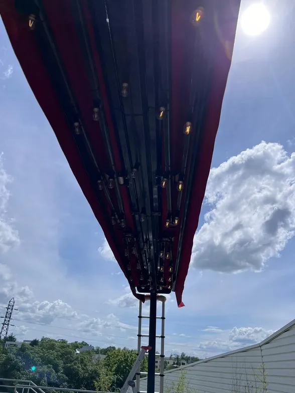 Structure autoportante et stores rouges, Dardilly, photo 4