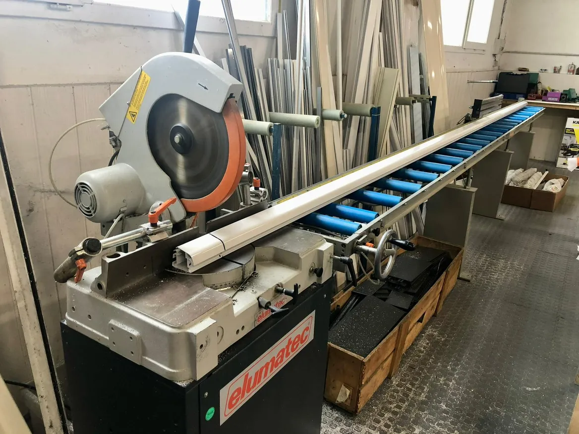 Découpe de profilés sur la scie Elumatec, atelier de Miribel