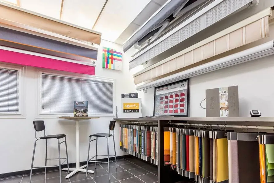 Échantillons de toiles présentés au showroom de Miribel
